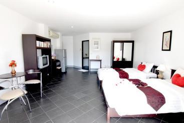 هتل Deng S Kamala Beach Guesthouse
