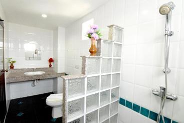 هتل Deng S Kamala Beach Guesthouse