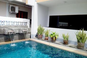 هتل Deng S Kamala Beach Guesthouse
