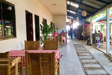 هتل Deng S Kamala Beach Guesthouse