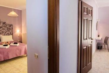 هتل Costas Apartments