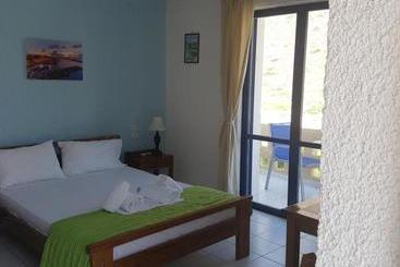 هتل Little Bay Apartments