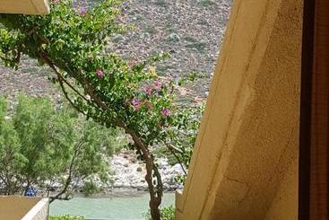 هتل Little Bay Apartments
