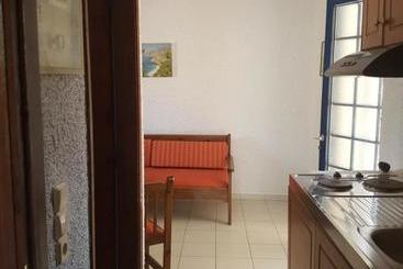 هتل Little Bay Apartments