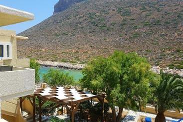 هتل Little Bay Apartments