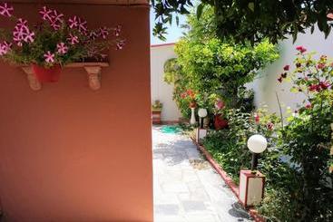 هتل Yanna's Apartments Vacation Homes