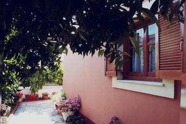 هتل Yanna's Apartments Vacation Homes