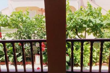 هتل Yanna's Apartments Vacation Homes