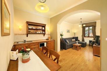 هتل Castle View Apartments