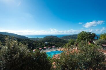 هتل Pietre Rosse Residence Club Palinuro