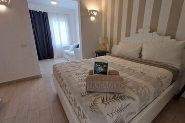 هتل TRACADERO Beach Club & Holidays Rentals