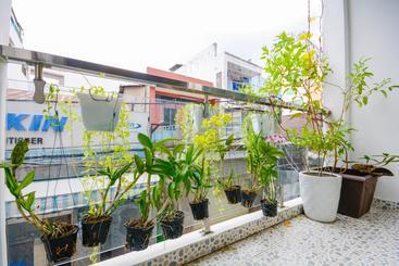تختخواب و صبحانه The Nguyens Café Nhc