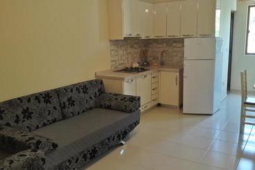 Kamberi Hotel & Apartments