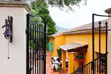 تختخواب و صبحانه Villa Juli Guesthouse