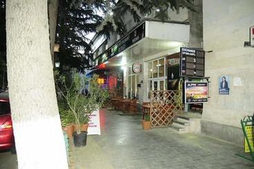 تختخواب و صبحانه Guest House Khatuna