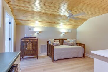茅舍 10 Acre Lakefront Home W/ Pool, Hot Tub & Dock!