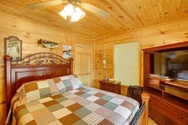Сельский дом Pet Friendly Byrdstown Cabin W/ Fire Pit & Porch!