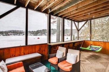 קוטג'' Queensbury Lakefront Home: Screened Porch & Views!
