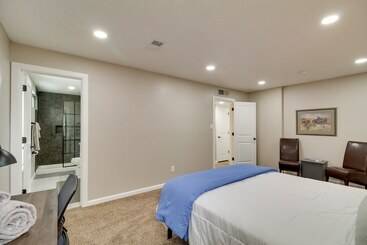 کلبه Albuquerque Oasis: Pool, Hot Tub & Putting Green!