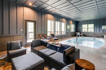 Сельский дом Cobbly Nob Resort Cabin: Hot Tub, Pool & Views!