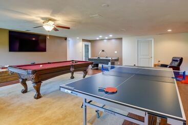 کلبه Conway Home W/ Private Hot Tub, Deck & Game Room!