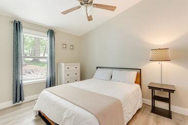 茅舍 Dock & Sunset Views: Lakeside Ozark Retreat!
