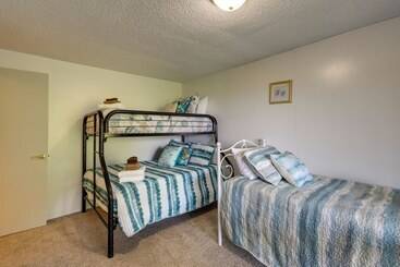 별장 Private Hot Tub & Views: Lovely Waldport Home
