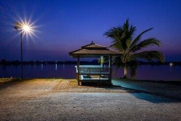 בית מלון כפרי Beung Sampathuan Nakornchaisri Resort