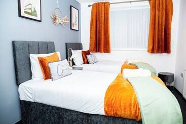 اقامتگاه Stunning 3bedroom Home Ideal For Long & Short Stay