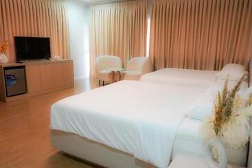 מלון דירות Honey Suite Room At Bee Cafe Cebu