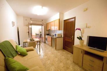 هتل Apartments Figueres