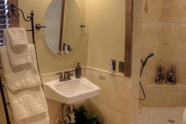 هتل The Thornton Inn Bed And Breakfast