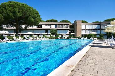 Isa Apartment 3 Beds In Residence With Swimming Pool Bed And Bath Linen Included