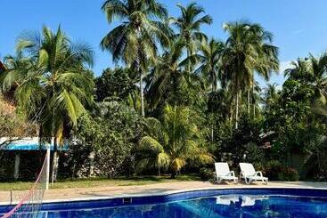 هتل Beach Life Palomino & Beach Club