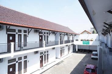 酒店 Oyo Life 92886 Rumah Nyaman Radhika 2 Syariah