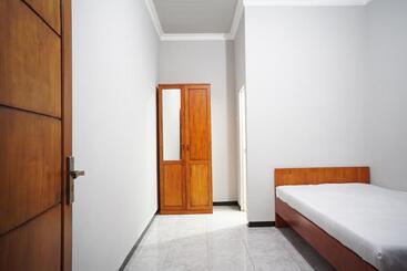 ホテル Oyo Life 93045 Kost Putra Bu Ketut