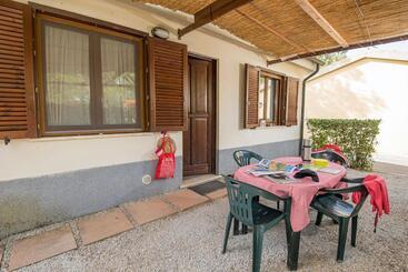 アパートホテル Isa Appartament Standard With Mezzanine, 4 Beds, Air Conditioning And Private Outdoor Area In Villag