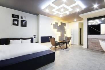 فندق على الطريق Muan Hotel The K