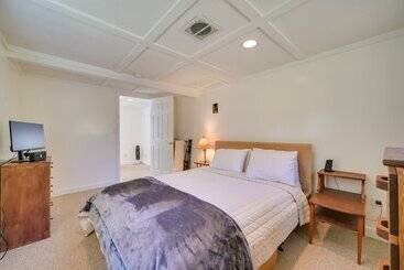 بيت ريفى Charming Great Cacapon Cabin W/ Screened In Porch!