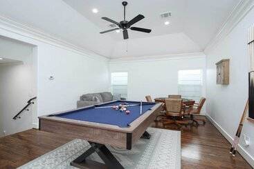 کلبه Houston Home Near Downtown W/ Pool & Hot Tub!