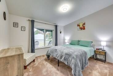 茅舍 Secluded Port Angeles Home W/ Deck & Gas Grill!