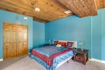 بيت ريفى Spacious Lake Lure Family Home W/ Deck & Fire Pit!