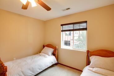 Сельский дом Downtown Coeur Dalene Home Rental: Walk To Beach!