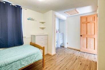 کلبه Meredith Home W/ Deck: 6 Mi To Lake Winnipesaukee!