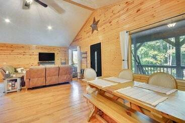 茅舍 Mtn View + Fire Pit: Pet Friendly Woodlawn Cabin!