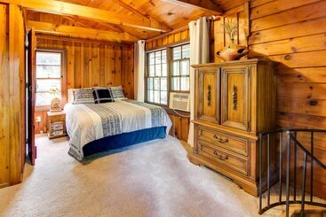 コテージ Pisgah Forest Cabin W/ Mountain + Waterfall Views!