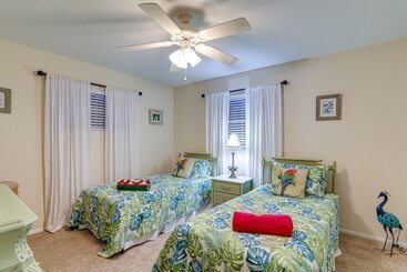 별장 St Petersburg Home W/ Yard & Grill: 2 Mi To Beach!