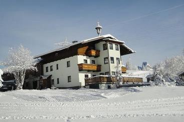 هتل Bauernhof Schnoellhof