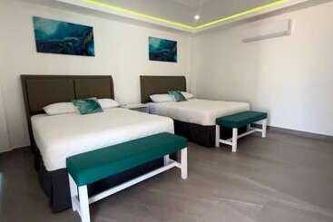 فندق The Views Resort