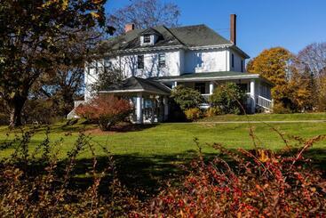 هتل Your Lunenburg Winter Retreat Awaits!